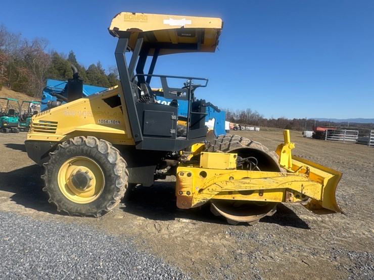 #1299-•-bomag-articulating-vibratory-compactor-roller-image-1