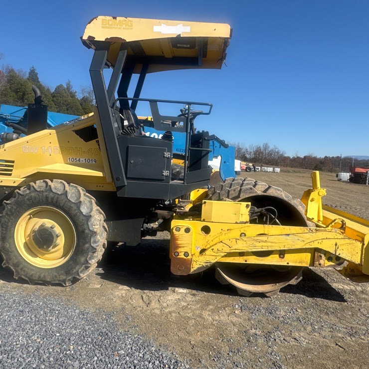 #1299 • Bomag articulating Vibratory compactor roller