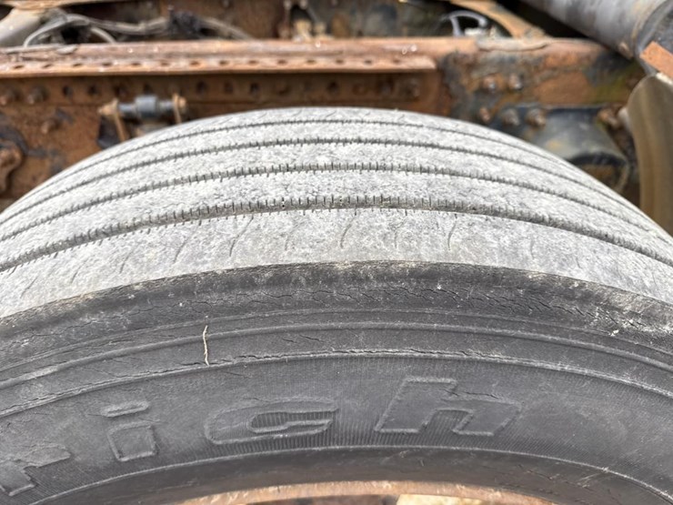 #3155-•-volvo-sleeper-cab-parts-semi-image-48