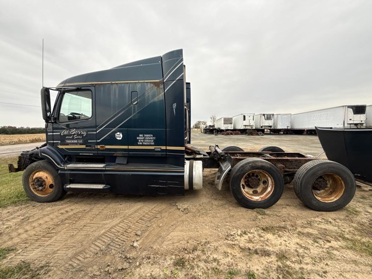 #3155-•-volvo-sleeper-cab-parts-semi-image-2