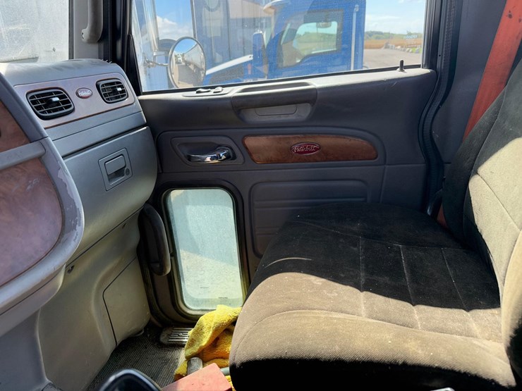 peterbilt-semi-tractor-image-27