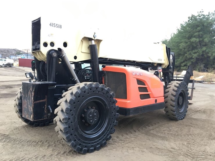 2015-jlg-g12-55a-image-3