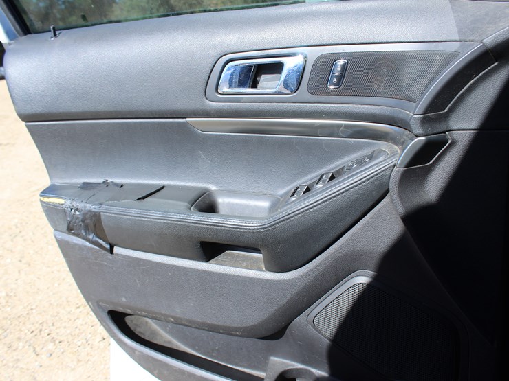 2015-ford-explorer-image-13