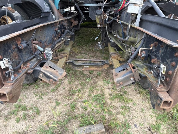 #3153-•-volvo-sleeper-cab-parts-semi-image-9