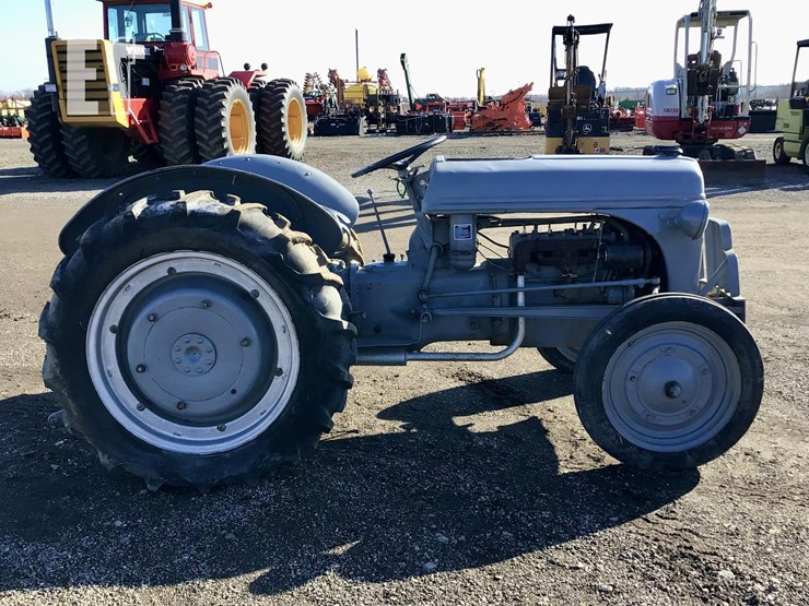 1940-ford-9n-image-4