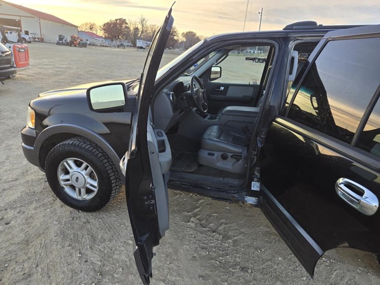 2004-ford-expedition-image-8