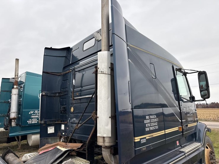 #3155-•-volvo-sleeper-cab-parts-semi-image-15