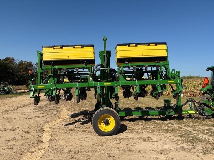 2023-john-deere-1745-image-3