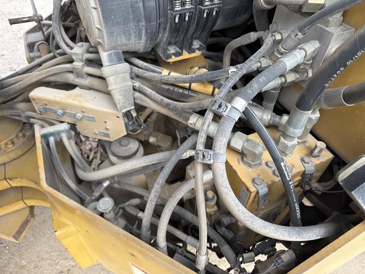 caterpillar-cb-534d-image-30