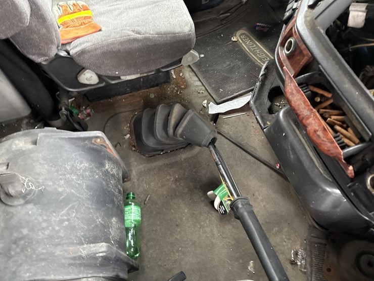 #3155-•-volvo-sleeper-cab-parts-semi-image-19