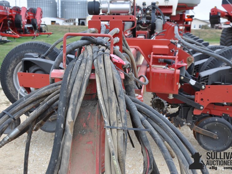 2014-case-ih-1255-image-11