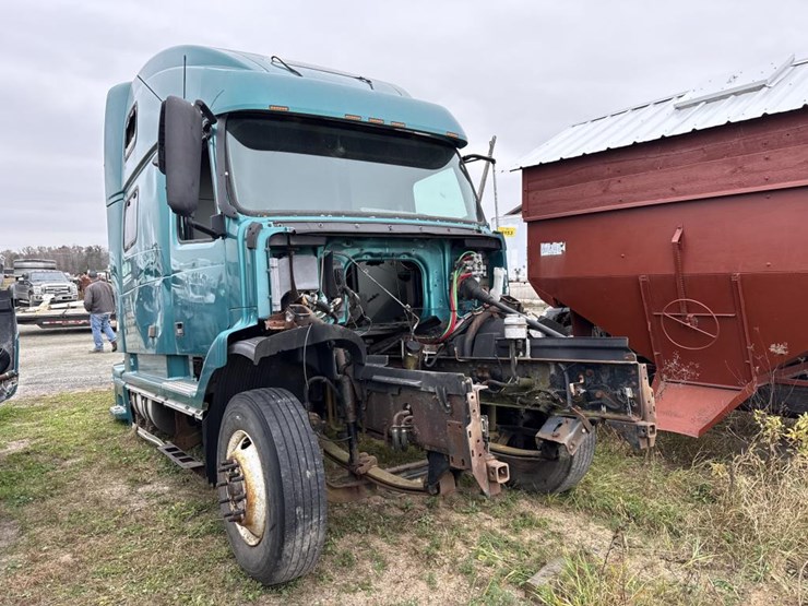 #3153-•-volvo-sleeper-cab-parts-semi-image-7