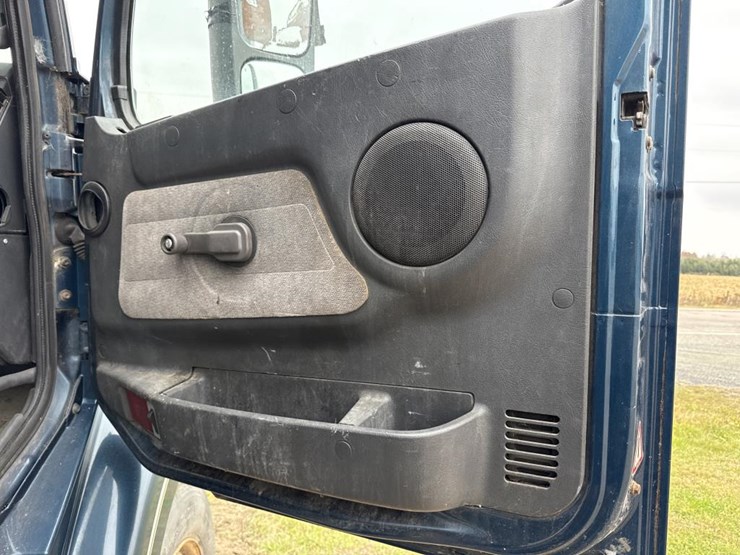 #3155-•-volvo-sleeper-cab-parts-semi-image-17