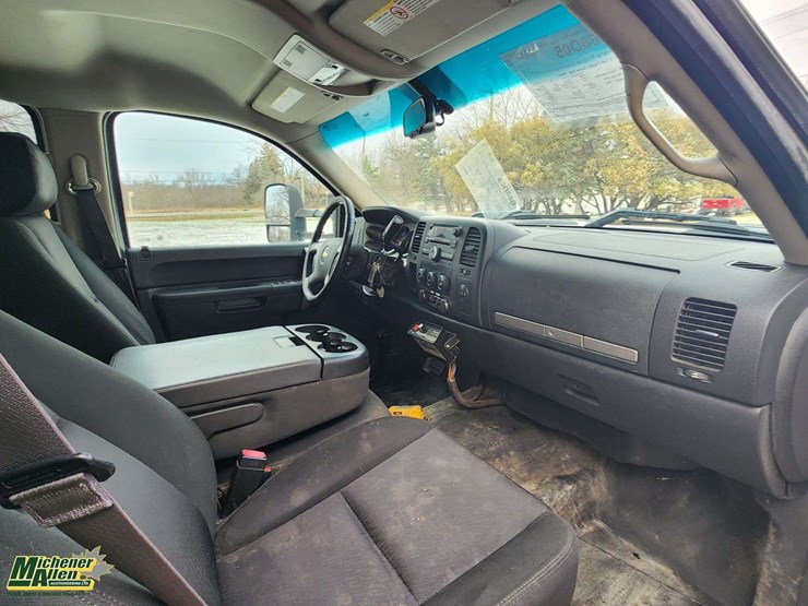 2013-chevrolet-silverado-3500hd-image-29