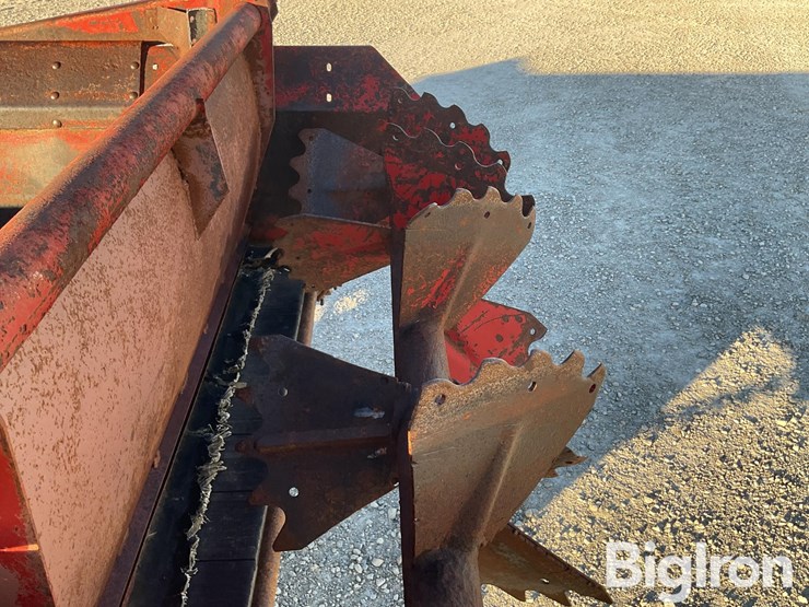 new-holland-165-image-12