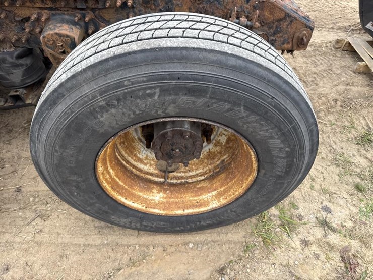 #3155-•-volvo-sleeper-cab-parts-semi-image-39