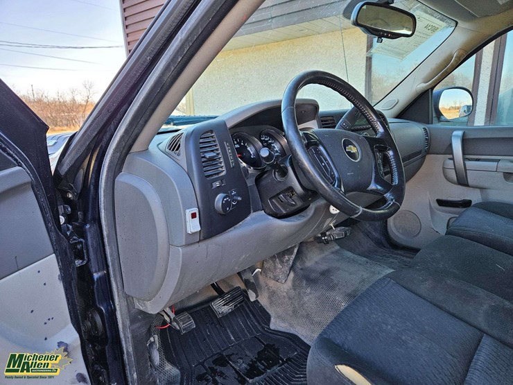 2012-chevrolet-silverado-2500hd-image-25