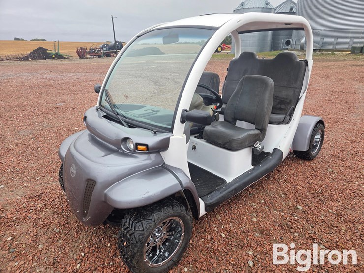 2001-global-electric-motorcars-4-seat-electric-golf-cart-image-1