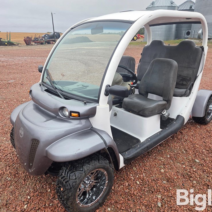 2001 Global Electric Motorcars 4-Seat Electric Golf Cart