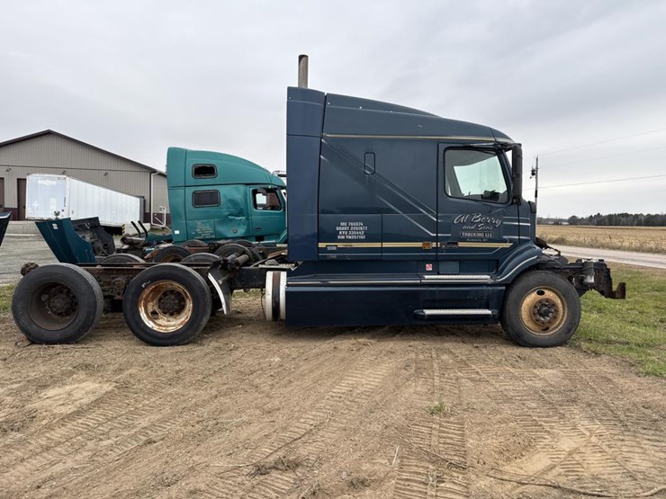 #3155-•-volvo-sleeper-cab-parts-semi-image-6