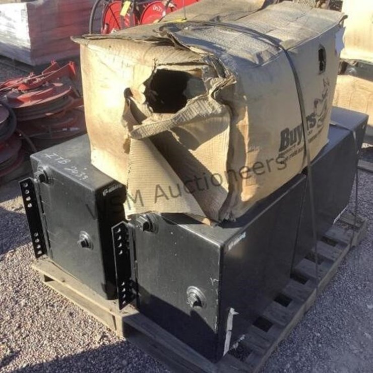 PALLET OF STEEL HYDRAULIC TANKS