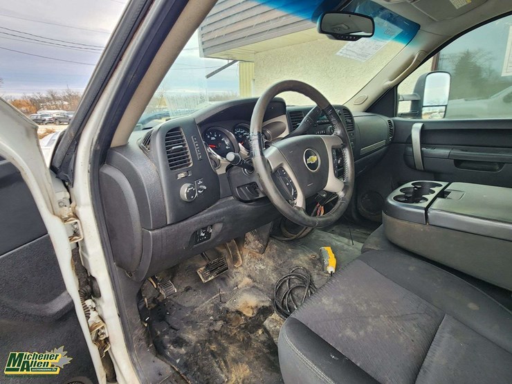 2013-chevrolet-silverado-3500hd-image-26