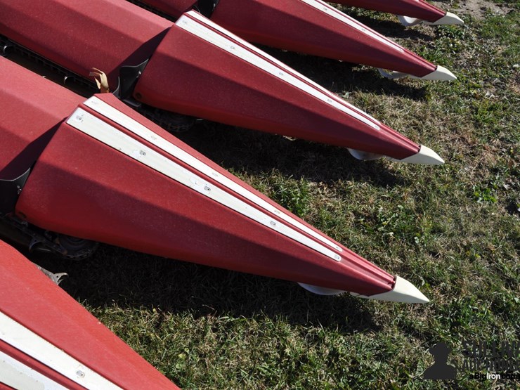 2016-drago-gt-8-30-8r30-corn-head-image-14