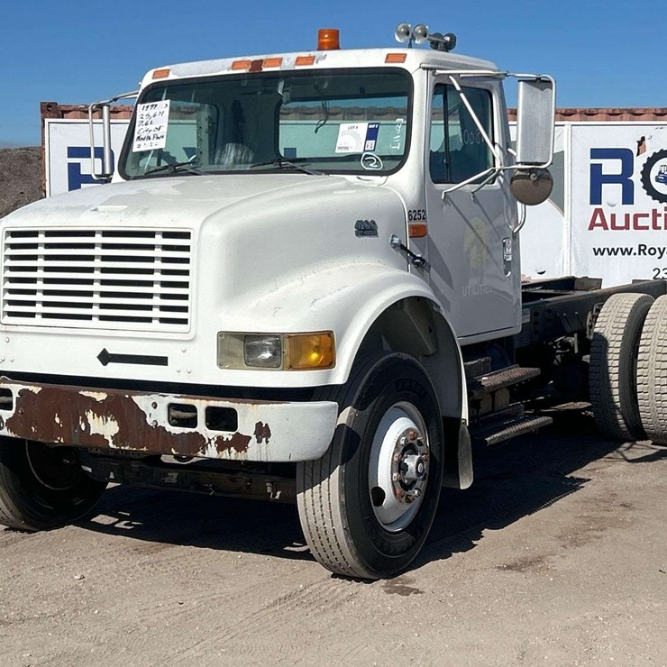 1999 International F-4900 T/A Cab and Chassis Truck