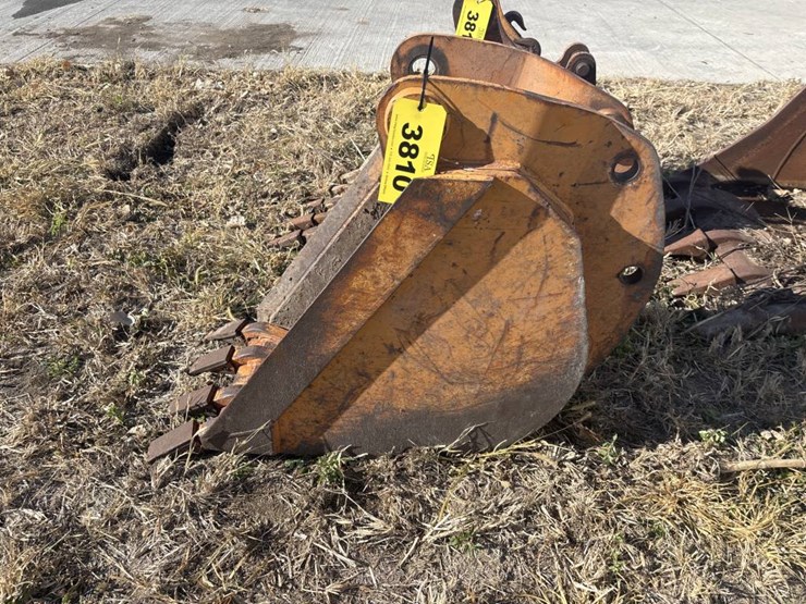 #3810-•-approx-18"-tooth-bucket-image-1