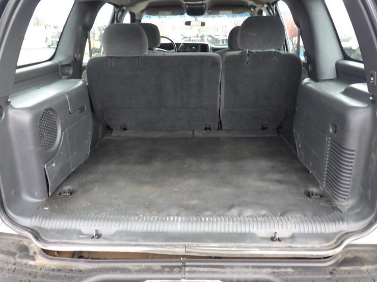 2002-chevrolet-tahoe-image-9