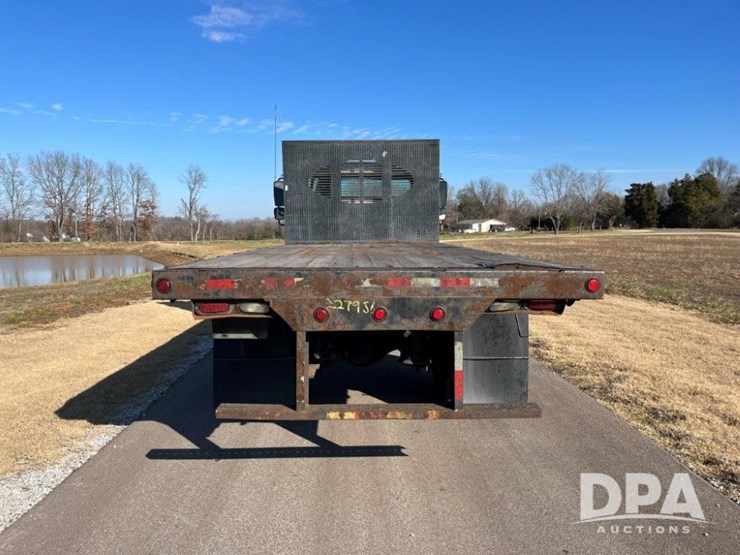 2017-freightliner-m2-106-image-4