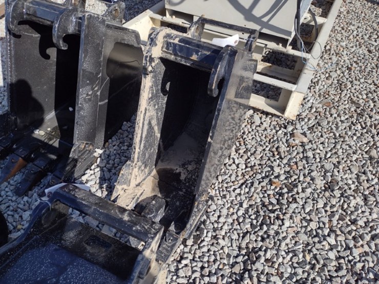 12-in-x-change-excavator-bucket-(qea-4028)-image-1