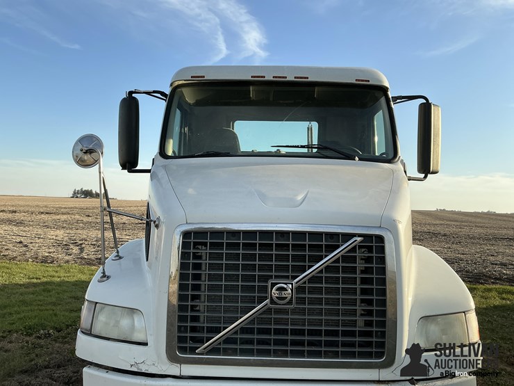 2005-volvo-vnm-truck-tractor-image-10