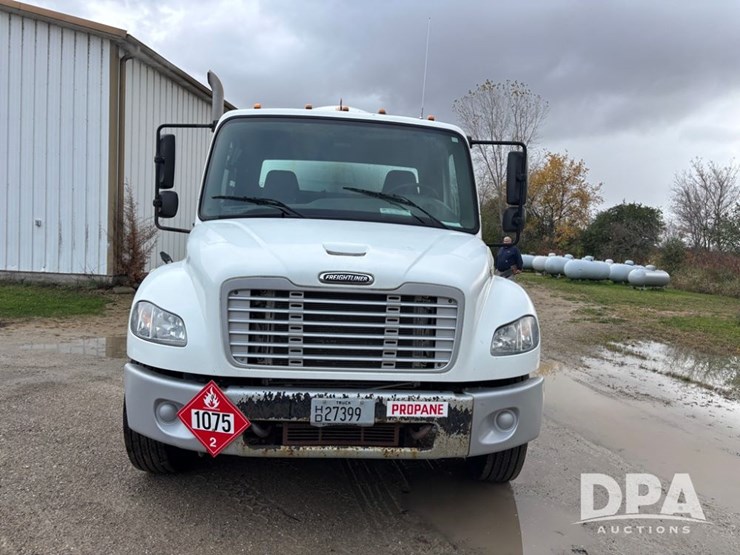 2010-freightliner-business-class-bobtail-truck-(dr12578-unit-221)-image-4