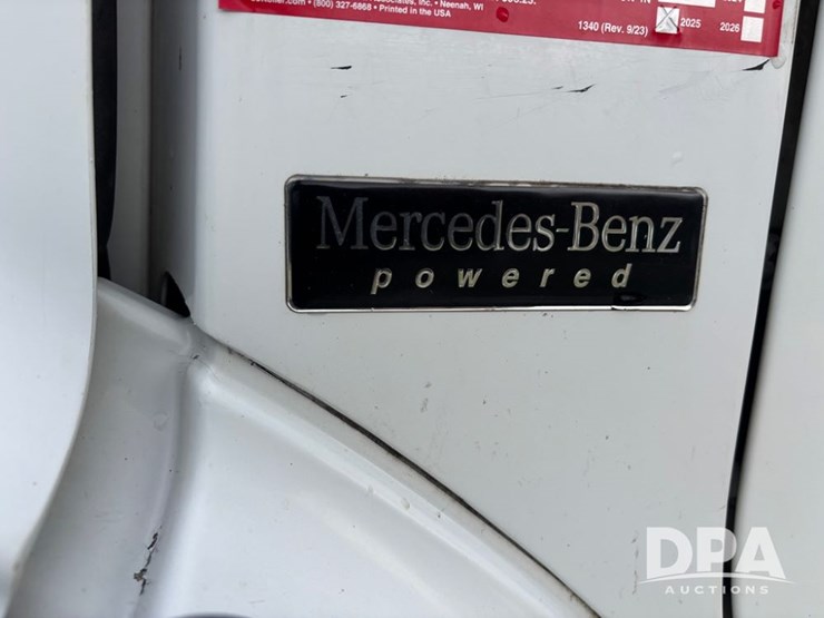 2010-freightliner-business-class-bobtail-truck-(dr12578-unit-221)-image-24