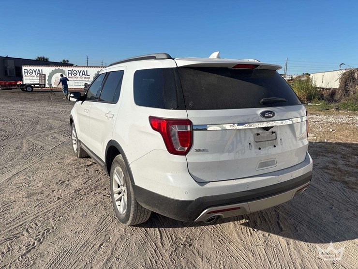 2017-ford-explorer-image-47