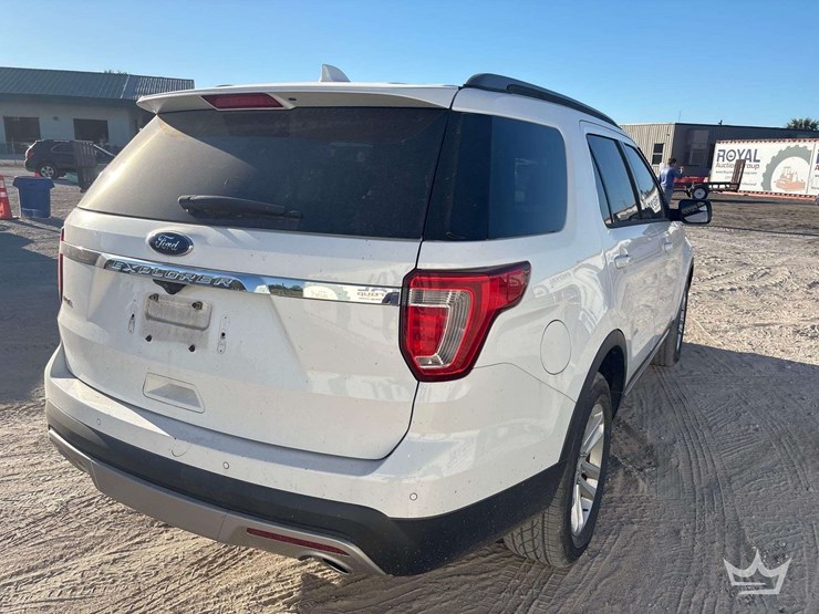 2017-ford-explorer-image-48