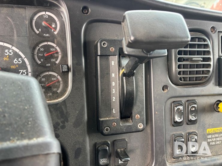 2010-freightliner-business-class-bobtail-truck-(dr12578-unit-221)-image-59