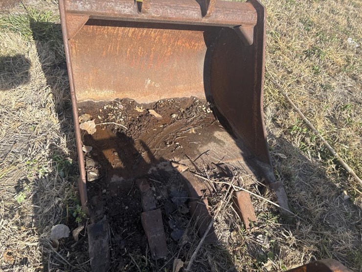 #3812-•-approx.-34"-wb-tooth-bucket-image-2