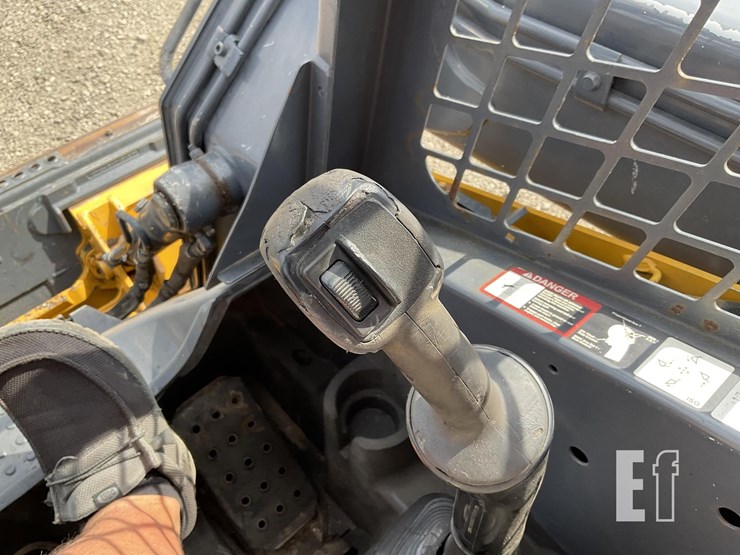 2015-deere-319e-image-18