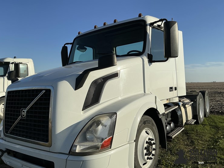 2016-volvo-vn-image-12