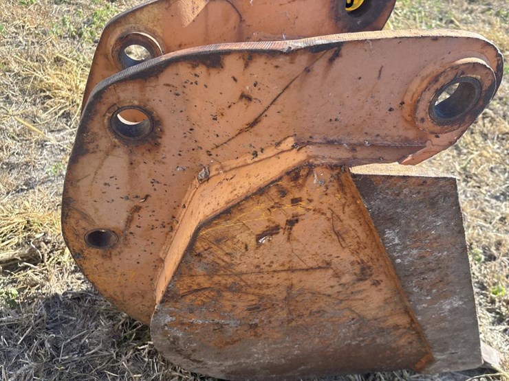 #3810-•-approx-18"-tooth-bucket-image-5