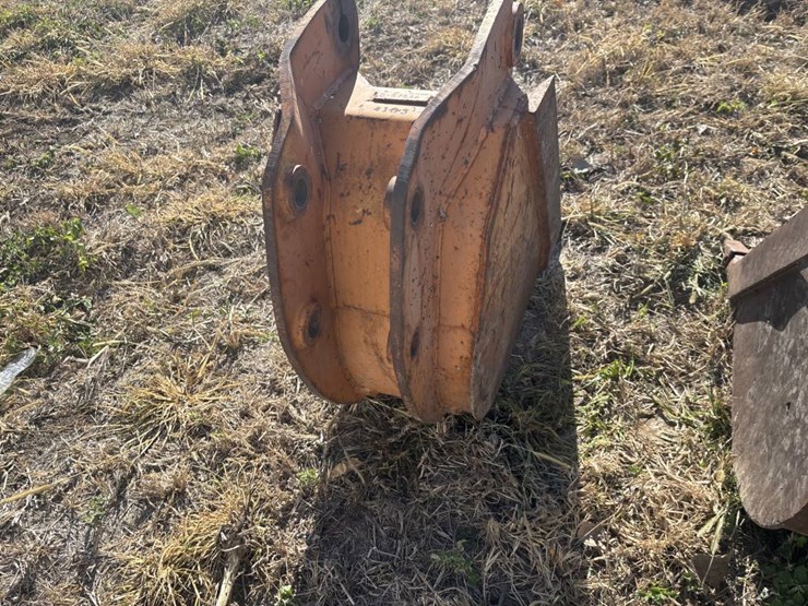 #3810-•-approx-18"-tooth-bucket-image-4