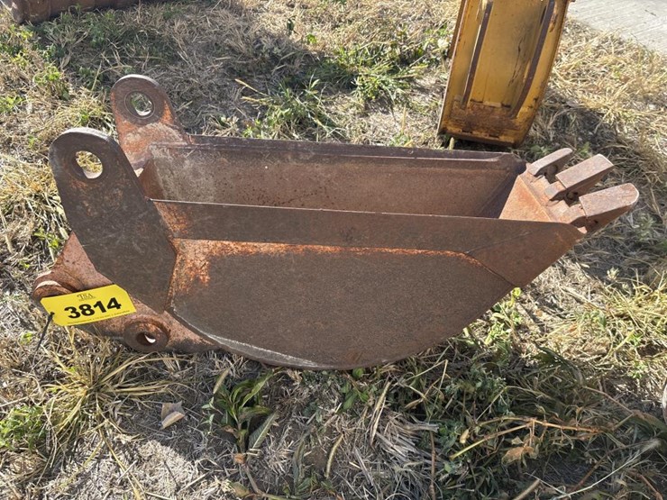 #3814-•-approx.-12"-tooth-bucket-image-1