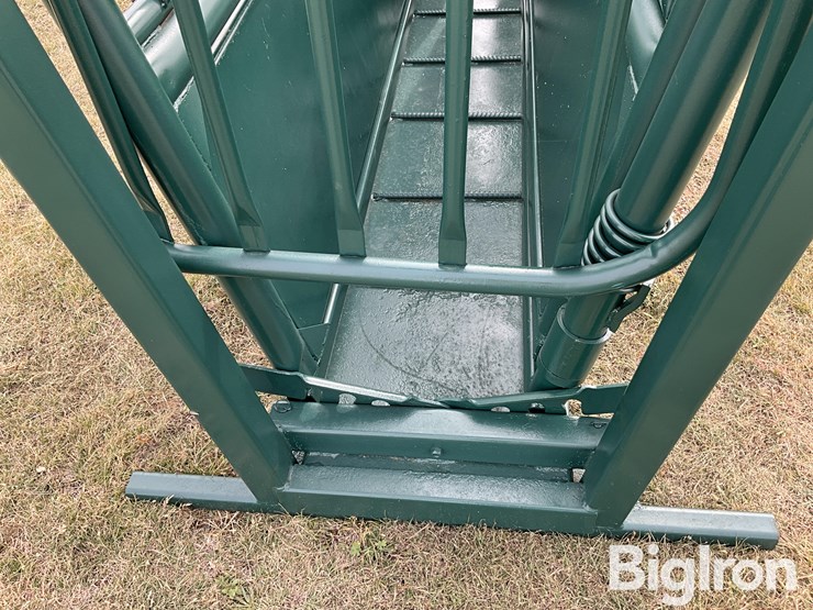 powder-river-livestock-squeeze-chute-image-16