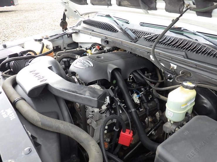 2002-chevrolet-tahoe-image-12