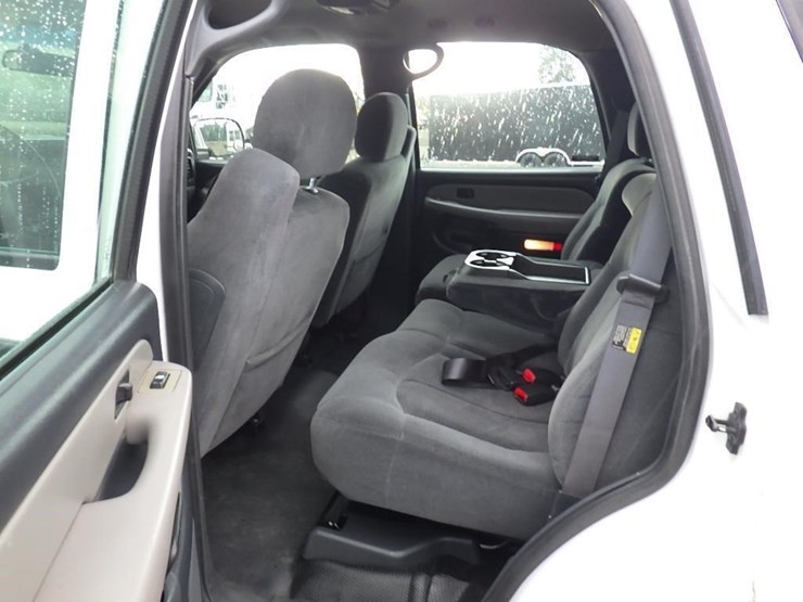 2002-chevrolet-tahoe-image-18