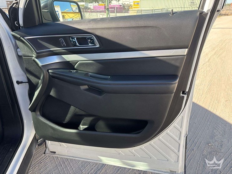 2017-ford-explorer-image-26