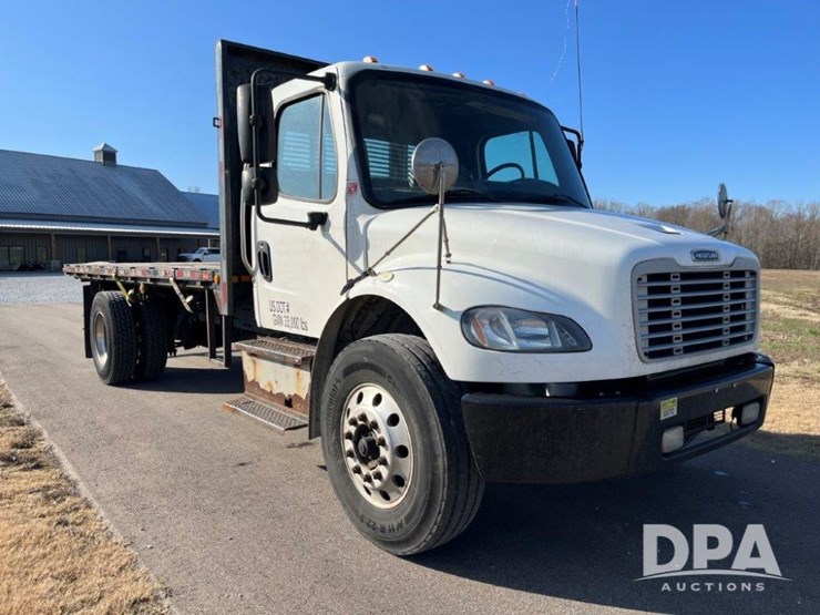 2017-freightliner-m2-106-image-10