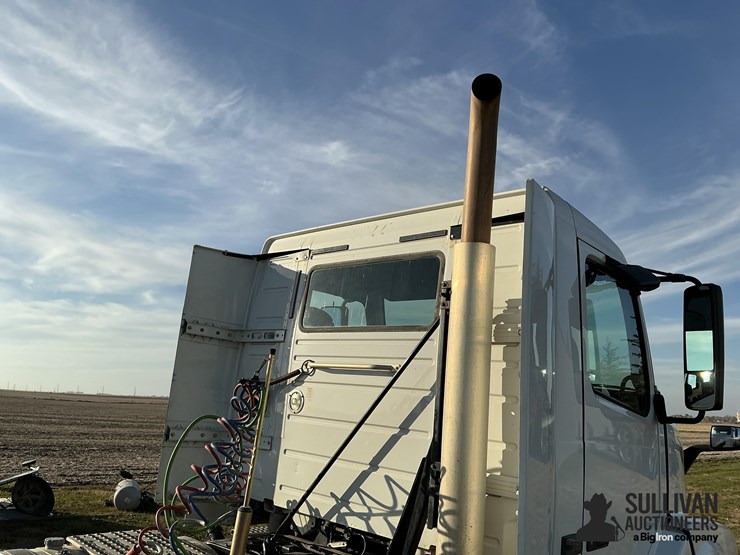 2016-volvo-vn-image-18